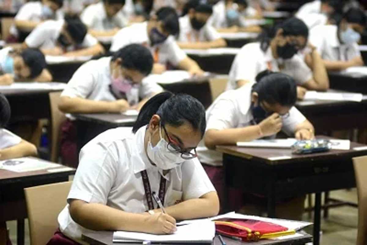 बंगाल सेकेंडरी स्कूल की परीक्षा में महात्मा गांधी पर पूछे गए सवाल पर खड़ा हुआ विवाद